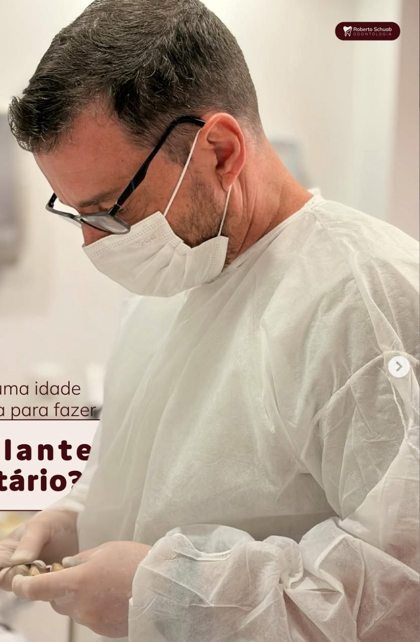 Dr. Roberto Schuab Jr. em ambiente clínico